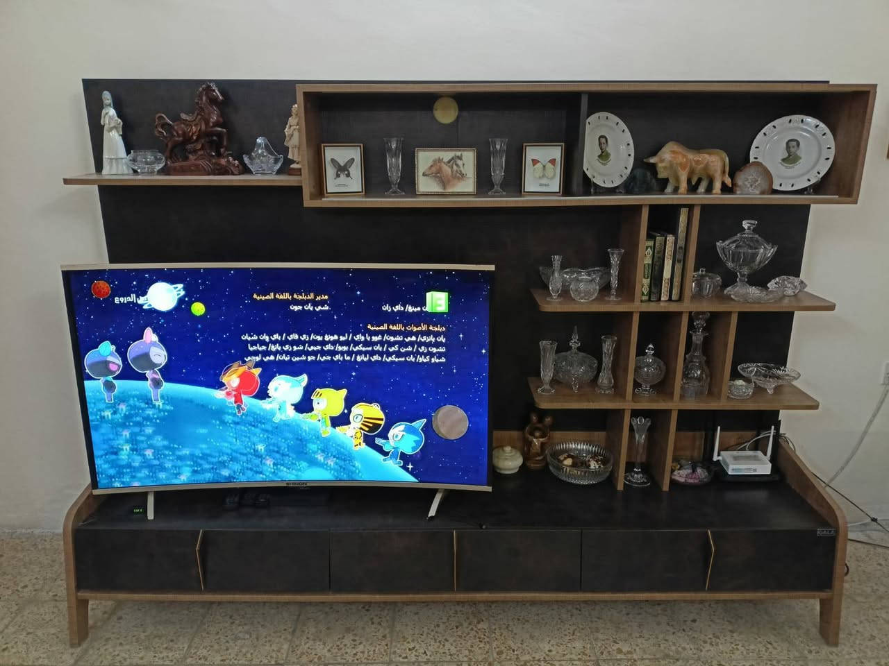 عندي بوفيه جدا جدا تكمه وثقيله مال الاول داخل وخارج صاج شغل نجار قديم ونظيفه السعر ٧٥٠ ومعرض تلفاز تكمه ٢٠٠  وميز طعام نظيف ١٧٥الاتصال بالرقم ***********
