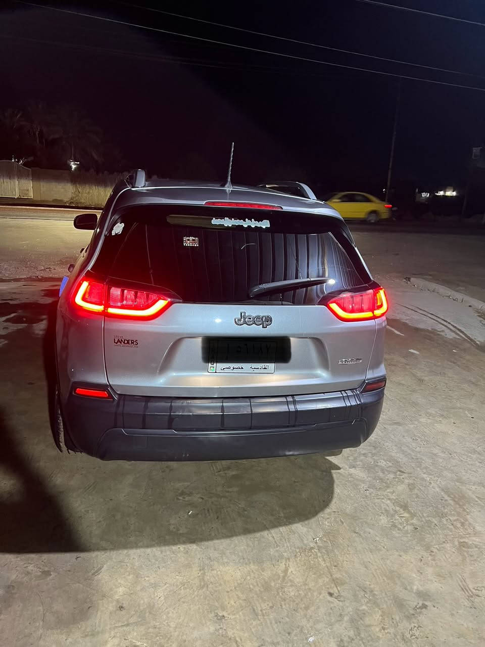 السلام عليكم
جيب شيروكي فئة لاتيتود 
موديل 2019 
محرك 2400 / 4 سلندر 
ماشية 58 
كير محرك مكفولات 
حدادية جديدة 
شاشة 
سايد بريك كهرباء 
لايت زنون 
منافذ شحن 
بلوتوث 
تبريد تدفئة 
رقم قادسية 
سونارها مرفق مع الصور 
السعر 105 وبيها مجال 
عنوان واسط / نعمانية 
للاستفسار ***********
