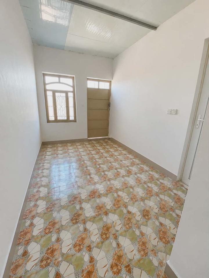 السلام عليكم بيت للبيع ١٠٠ متر طالو صرف 
طابقين بناء طابوق 
الطابق الاول غرفه ٥ ب٥ وهول ومطبخ وصاله ومجمع صحيات 
الطابق الثاني غرفه ٥ ب ٥ وكليدور وصحيات 
العنوان حي العسكري شارع ٣٠ 
قريب على شارع ٣٠ 
رقم صاحب البيت ***********
يوجد واتس
