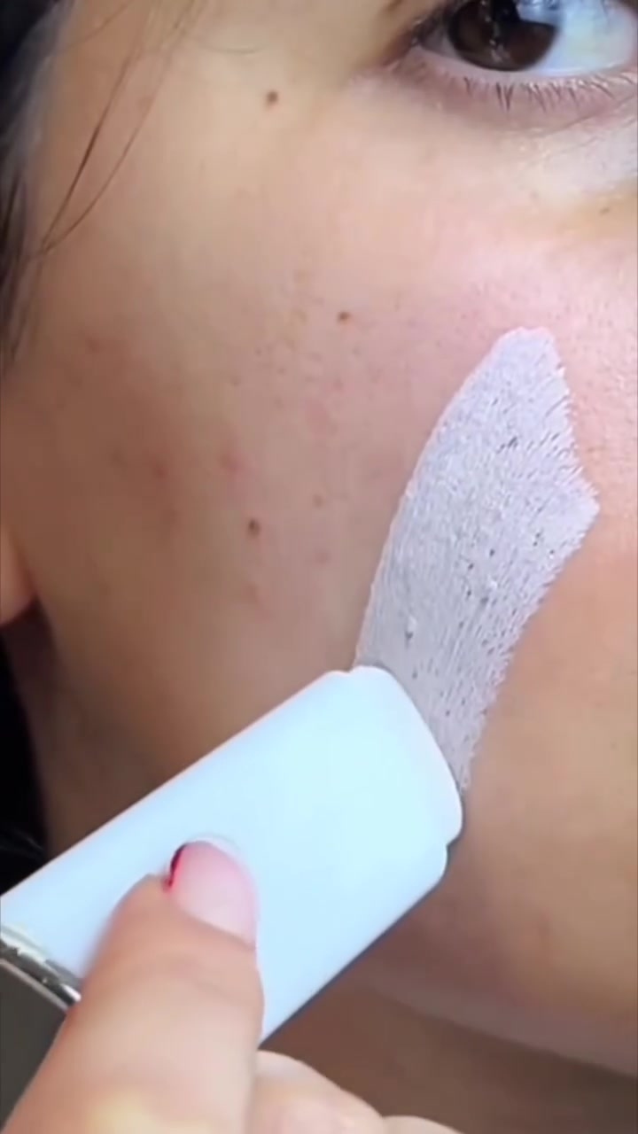 🌟 السر الكوري لبشرة مثالية وخالية من العيوب! 🌟
المنتج اللي طاش والكل يسولف عنه 🔥 Blanc Cover Cream Stick من البراند الكورية الشهيرة ELROEL ✨

ليش هذا المنتج يعتبر سحري؟ 🤔👇
 🤍 تركيبة مبتكرة تتحول أمام عينج: يبدأ ككريم مرطب ومشد للبشرة باللون الأبيض، وأول ما توزعيه يتحول فوراً إلى كريم أساس ذكي يتكيف ويندمج تماماً مع لون بشرتِج الطبيعي!
 🧪 عناية وتغطية مثالية: غني بالكولاجين ومادة "Volufiline" الفرنسية، يعني مو بس مكياج، هذا علاج يوفّر ترطيب عميق يدوم طويلًا (حتى 50 ساعة)!
 🪄 إخفاء كامل للعيوب: يغطي الهالات السوداء، المسام، والتصبغات بمسحة واحدة وبدون تكتل.
 👜 سهولة وعملية بالاستخدام: يجي بتصميم "ستيك" عملي وسهل الحمل بالحقيبة، ومزود بفرشاة مدمجة ناعمة في الطرف الآخر لتسهيل الدمج بأي مكان وبأي وقت.
#الاصلي


**إذا كنت صاحب هذا الإعلان وتريد حذفه لأي سبب، رجاءا أرسل رسالة إلى الدعم الفني**