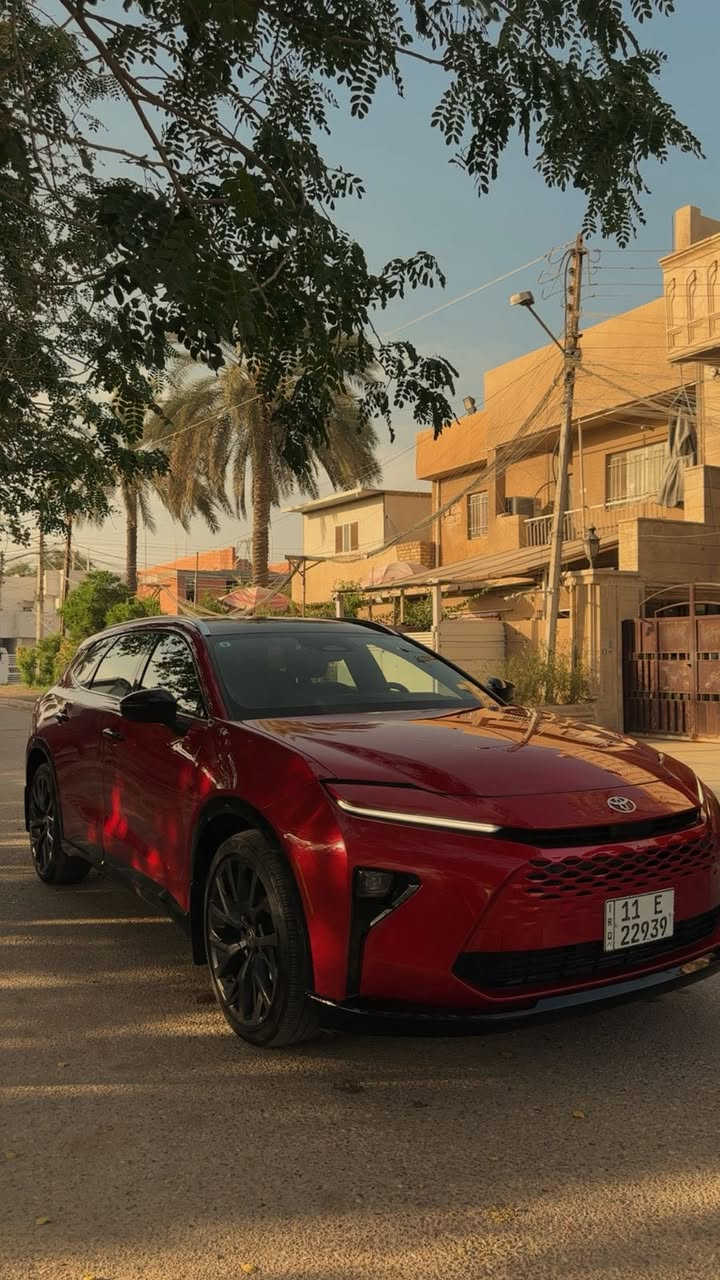 تويوتا كراون سگنا لمتد 2025 – الشكل الجديد
سيارة فخمة جداً تجمع بين الرفاهية، القوة، والاقتصادية بمستوى قريب من اللكزس من ناحية العزل والراحة والتجهيزات.
موديل 2025
الممشى 14 ألف كم فقط
فئة Limited (فول مواصفات)
المواصفات:
محرك 2.5 هايبرد اقتصادي وقوي
دفع رباعي AWD
شاشة كبيرة + عدادات رقمية كاملة
Apple CarPlay و Android Auto لاسلكي
نظام صوت JBL فاخر
سقف بانوراما
تشغيل بصمة + دخول ذكي
مقاعد جلد (تبريد وتسخين)
ذاكرة مقاعد
جنوط 21 إنج أصلية
إضاءة LED كاملة
باب خلفي كهربائي بحركة القدم
الكاميرات:
كاميرا أمامية
كاميرا خلفية
كاميرا محيطية 360 درجة
أنظمة الأمان والمساعدة:
رادار
مثبت سرعة ذكي
المحافظة على المسار
تحذير النقطة العمياء
فرملة طوارئ
حساسات أمامية وخلفية
ملاحظات:
السيارة تعتبر من أحدث وأفخم سيارات تويوتا، مناسبة للباحث عن الفخامة والاعتمادية والراحة
رقم صاحب السيارة:
***********
