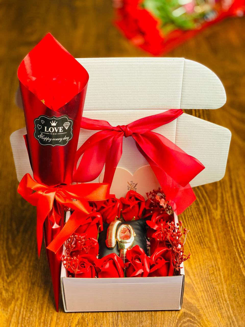 عيد الحب مو بس ورد… عيد الحب إحساس ❤️🎁
بوكس فاخر مرتب بذوق عالي، كل تفصيلة بيه تحچي حب 🌹
ورد أحمر أنيق يذوب عشق ❤️
ساعة راقية تظل ذكرى بكل وقت ⌚️
وتغليف فخم يخطف العين من أول نظرة 🎀✨

ومعاه كارت حب أنيق 💌
تكتب بيه كلمتك الخاصة، اسمك، أو رسالة من القلب توصل إحساسك بدون ما تحچي 🥹❤️
لأن الكلمة الحلوة تبقى، والذكرى تعيش 🌟

هديّة مثالية للحبيبة، للزوجة أو لشخص غالي على القلب 💕
اختيارك الصح إذا تريد هدية تفرح، تأثر، وتنعش المشاعر ❤️


**إذا كنت صاحب هذا الإعلان وتريد حذفه لأي سبب، رجاءا أرسل رسالة إلى الدعم الفني**