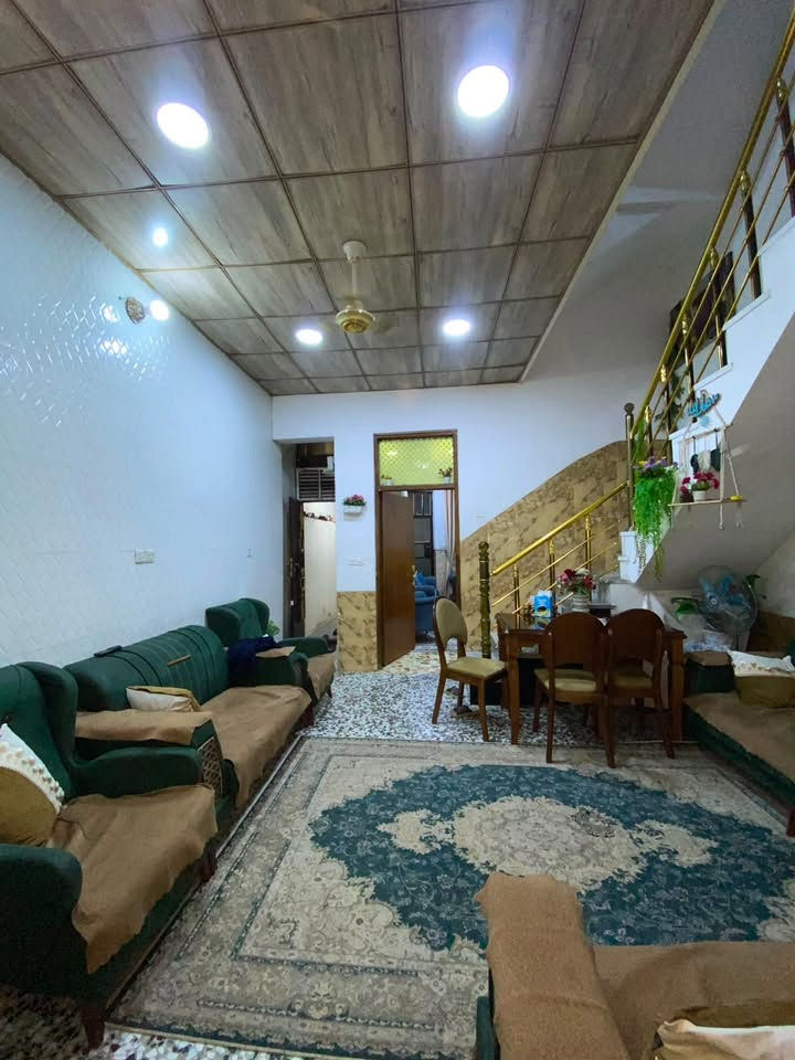 بيت مساحة ١٠٦ م طابو صرف
العنوان بغداد الجديدة قرب ثانوية سومر وقرب مجمع المدارس
عرض الشارع ١٠ م 
البيت يتكون من كراج واستقبال وصالة داخلية وغرفة نوم بالطابق الارضي ومطبخ خلفي صغير وصحيات
والطابق الثاني غرفتين نوم كبيرة وصحيات
والطابق الثالث مخزن كبير وسطح 
البيت يحتوي على دكت مركزي وسقوف ثانوية
الدرج مرمر درجة اولى 
الحمامات سيراميك 
الاستقبال يحتوي على ديكورات ومرمر 
للاستفسار الاتصال على الهاتف 
***********
