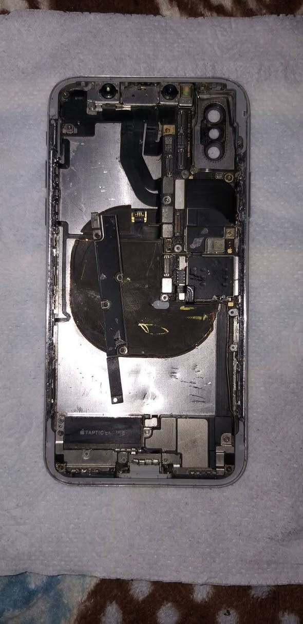 ايفون اكس عادي مكسور تفيد تفصيخ فقط فقط
٦٤ كيكه 
مقفول ايكلود اذا انته ابو موبايلات يفيدك بس تفصيخ الجسم كلها شغال 
مكاني كركوك ساحة الطيران فلكة الله واكبر ماعندي توصيل
*********** راسلني واتساب
