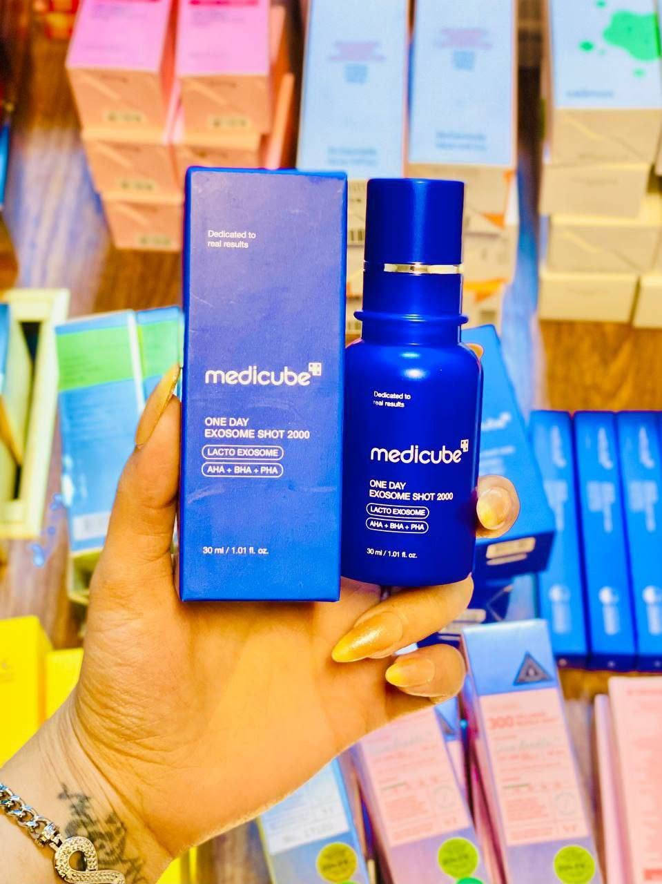 ✨سيروم ميديكوب ون داي إكسوسوم شوت بور أمبول 2000 (Medicube One Day Exosome Shot Pore Ampoule 2000)

🧬 تقنية الإكسوسوم المتقدمة
يحتوي السيروم على 2000 جزء في المليون من الإكسوسومات، وهي جزيئات دقيقة متطورة تساعد على تجديد خلايا البشرة، تحسين صحتها، وتعزيز نعومة وملمس الجلد.
🫧مصمم خصيصًا لاستهداف المسام الواسعة والرؤوس السوداء، ويساعد على تقليل مظهرها بشكل ملحوظ مع إحساس فوري بشد وتنقية المسام.
🧪 تقشير لطيف وفعّال
يجمع بين أحماض:AHA لإزالة خلايا الجلد الميتة BHA لتنظيف المسام بعمق PHA لتقشير لطيف مع ترطيب
يساعد هذا المزيج على تجديد البشرة دون التسبب بتهيج كبير.
📌 تعزيز الامتصاص العميق
تعتمد التركيبة على تقنية الإبر الدقيقة (Spicules) التي تساعد على اختراق الطبقات السطحية من الجلد وتعزز امتصاص المكونات النشطة بعمق داخل البشرة.

🌿 مناسب لجميع أنواع البشرة
تم اختباره سريريًا ليكون: منخفض التهييج . مضاد للحساسية غير مسبب للرؤوس السوداء مناسب للاستخدام اليومي، حتى للبشرة الحساسة والمعرضة لحب الشباب.
#الاصلي المنشأ كوريا 🇰🇷💯

🚘يوجد خدمة توصيل لجميع محافظات العراق 🚘 بغداد, العراق


**إذا كنت صاحب هذا الإعلان وتريد حذفه لأي سبب، رجاءا أرسل رسالة إلى الدعم الفني**