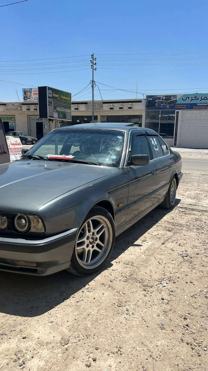 بي ام دبليو موديل 1990 حجم 525i اصل مسكر فانوس كير ومحرك وصدر شرط مصبوغه عام 
تبريد شغال 
غرفه جديده 
ويل M اصلي
دعاميه اماميه M
كهربائيات كلها شغاله 
فتحه سلايت
تخم تاير جديد 
رقم شمالي باسمي سنويه لل31
عليها اكزوز رياضي على الريموند 
السياره نصبتها كلش حلوه 
مكاني الانبار فلوجه
مرواس حسب القناعه


**إذا كنت صاحب هذا الإعلان وتريد حذفه لأي سبب، رجاءا أرسل رسالة إلى الدعم الفني**