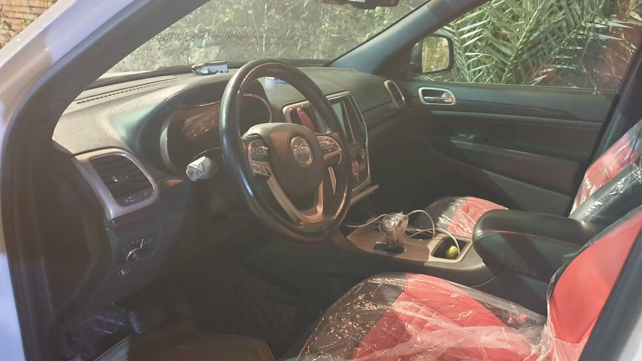 جيب لاريدو موديل ١٥ رقم بغداد انكليزي صاحبه السياره يريد تحويل سياره ماشيه ٢٠٠ السياره مابيها نقص جاهزه بيها مكانات بارد وصبغ موجوده بالسونار انا مكلف بالنشر *********** السياره محدثه ١٩
