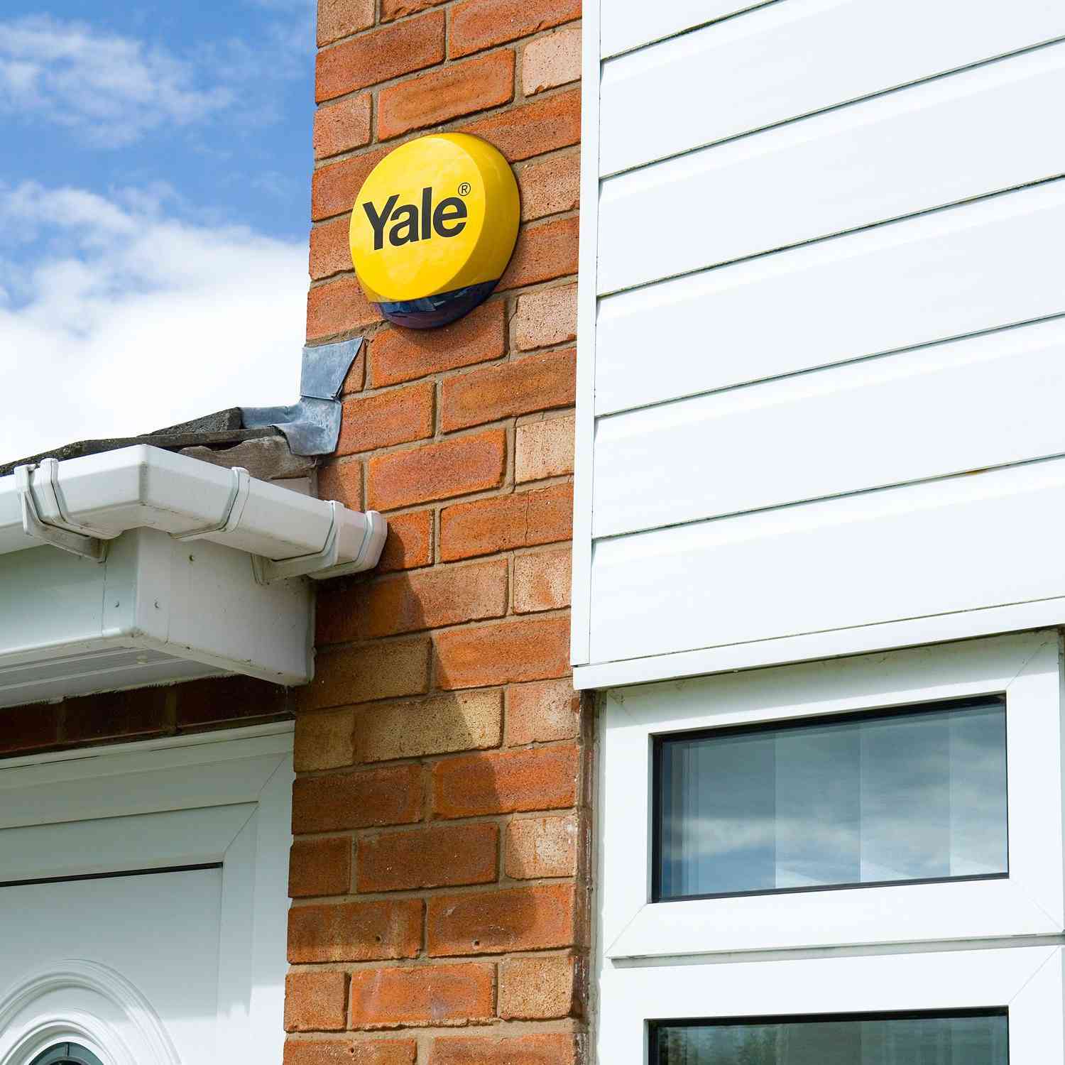 هذه الصورة تعرض نظام إنذار قياسي من Yale، طراز HSA6200/HSA6000. 
المحتويات: يتضمن النظام صفارة إنذار ومصباحًا ومفتاح تحكم عن بعد وجهازين استشعار للحركة (PIR) وجهازي استشعار للأبواب/النوافذ.
الاستخدام: نظام إنذار بسيط يعمل بلوحة مفاتيح، مناسب للشقق والمنازل الصغيرة.
التوسيع: يمكن إضافة ما يصل إلى 20 جهازًا إضافيًا لتخصيص النظام.
سهولة التركيب: يعمل بالبطارية وبدون أسلاك لسهولة التركيب.


**إذا كنت صاحب هذا الإعلان وتريد حذفه لأي سبب، رجاءا أرسل رسالة إلى الدعم الفني**