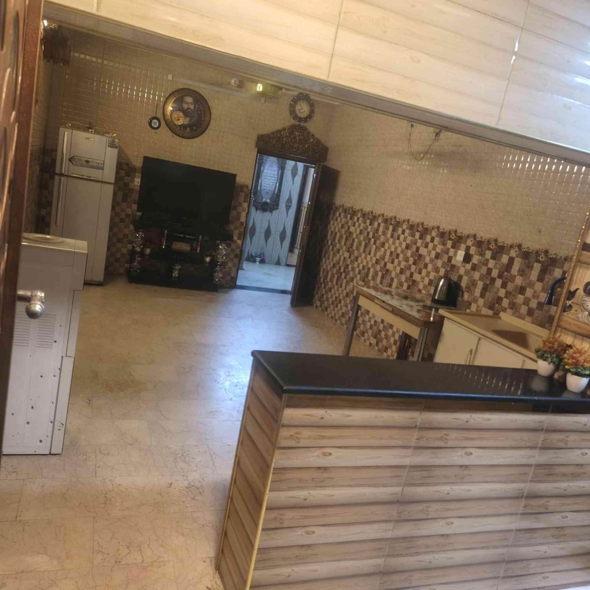 سلام عليكم  بيت للايجار  +غرفه وحده وخدماته بيت موئثث مكانه شارع 60   
 ***********.       اجاره. 600
