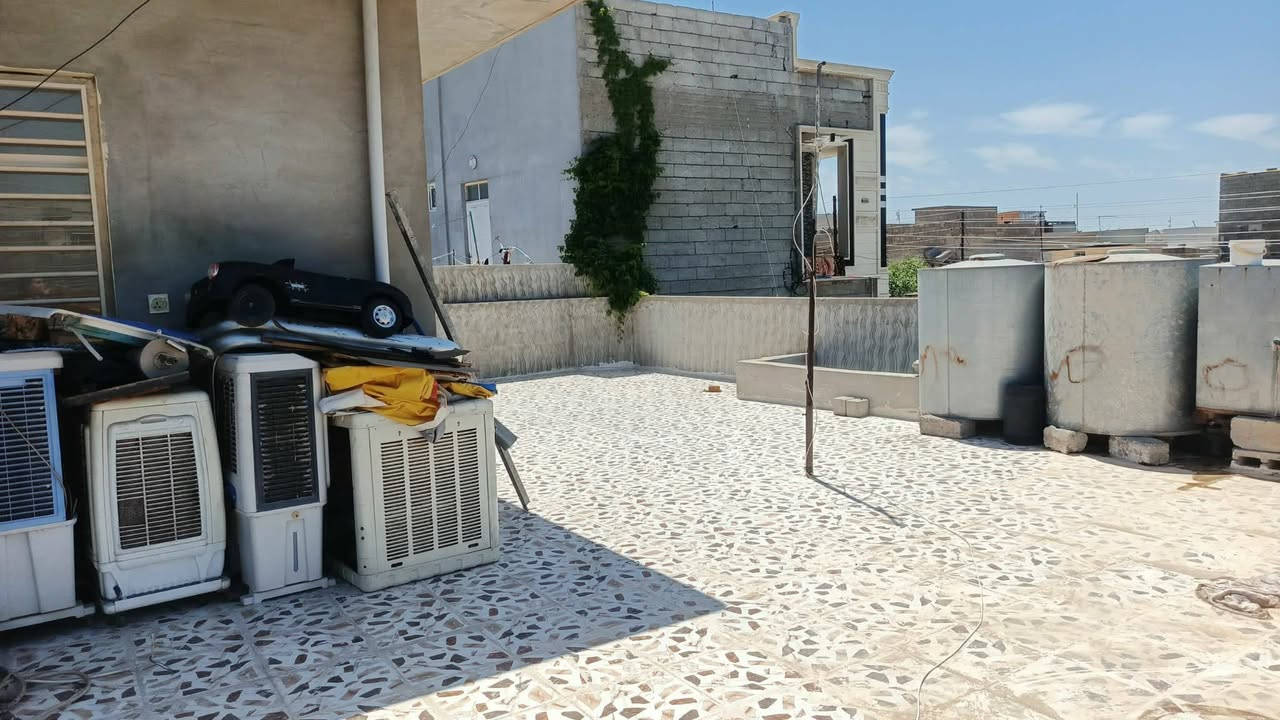 بيت للبيع
مساحة البيت 230متر

حي عدن قرب نزلة المنظمة أو مدرسة عدن 

مكون من حوش كبير مع حديقة مطبخ هول استقبال 3غرف ومشتملات كاملة 

بي ساعة كهرب 

خدمات كاملة تبليط اسواق

التواصل والاستفسار ***********
و علق تم
