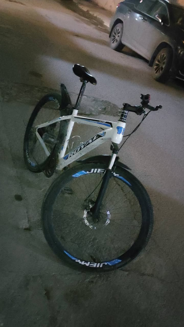 السلام عليكم بايسكل رياضي ماركة رويال مابي نقص بس البريكات يحتاجلهن ضب حجم 26 سعر 50 وبي مجال بسيط مكاني بغداد الجديدة رقم الهاتف ***********
