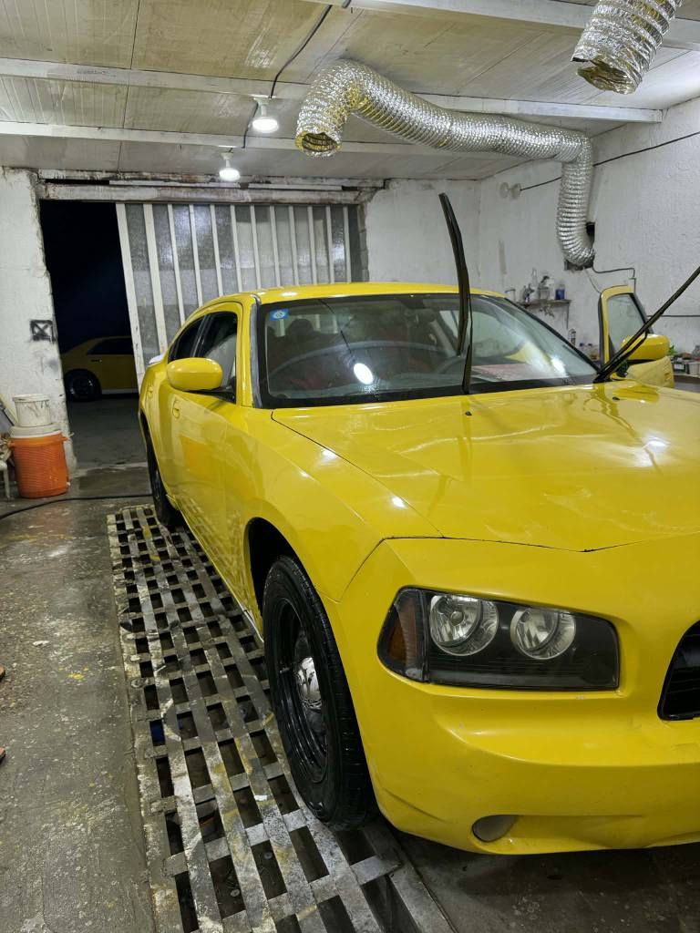 سلام عليكم ورحمة الله سيارة شارجر موديل 9سيارة ممبدل شي بية وممفتوح بية باب ولا جنطة وكير ومكينة وضفيرة وتخم تاير وحدادية توني مشتغلة وتعبان علية بية ضربة بجاملق الايمن فقط سعر سيارة 105 رقم التلفون ***********
