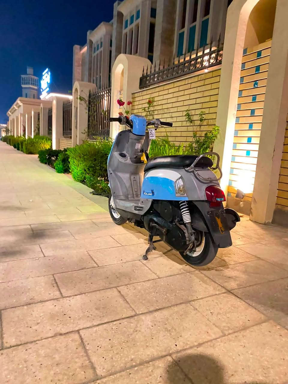 دراجه بوليس البيع اللون أزرك داخل رصاصي 950بيه مجال رقم ***********
