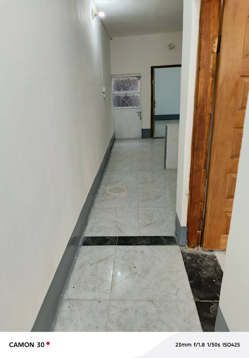 السلام عليكم بيت ١٠٠ متر للايجار نظيف جدا وجاهز موقع ممتاز قريب كلش على شارع ٨٠العام خلف مول نون مباشرة يتكون من غرفة نوم وصحيات ومطبخ وهول وصالة طارمة وحديقه زغيرة قيمة الإيجار ٣٠٠ ألف للاستفسار اكثر الاتصال على الرقم موجود واتساب ***********
