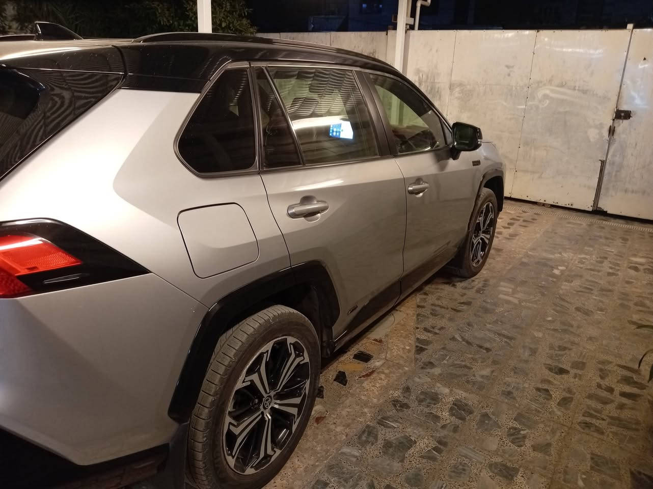 السلام عليكم ورحمة الله
راف فور 2022 بلك-ان برايم توكلار 

والمواصفات 📜
بلك-ان برايم توكلار فول للخير 

1:فتحة سقف(سلايد روف)  Slide roof 
2:تبريد قطعتين  🥶  cold cooling 
3:تحكم ستيرن  Stern control 
4:مثبت سرعة  Cruz 
5:جام اوتو  Automatic 
6:شاشة بلادية  📺  big screen 
7:اشاير بل مري (هايلوجي)  Hyology 
8:سبير شركة منازل 
9:كشنات جلد +تحكم كهرباء  leather seats 
10:السيارة 4×4 فور ويل  4WD 
11:تبريد مناخ منفصل   separate climate 
12:منافذ شحن Usp +شحن لاسلكي  charger port 
12: لايت زينون بلادي عالي ناصي  LED lighting 
13:بصمة ابواب فتح وقفل  electronic door key 
13:زراك الايت بلادي
14: 5راكب بلادي
15:بصمة تشغيل
16:جنطة كهرباء فتح وغلق 
17:رادار جانبية  
~~~~~~~~~~~~~~~~~~~~~~~~~~
ماشية : 57ميل حقيقي شرط الفحص
السيارة محرك صدر كلة جديد ومكفول شرط الفحص 
ودهن وفلتر بانزين فلتر تبريد فلتر دهن كلة بل وكالة 
وشرط الفحص 
والسيارة بيها سونار كامل 
وصور الحادث والسونار كلة موجود منشورات 
~~~~~~~~~~~~~~~~~~~~~~~~~
رقم بغداد بسمي شخصيا وشرط التحويل 
السيارة ربع متصرف عليها جدا حلوة ونظيفة
~~~~~~~~~~~~~~~~~~~~~~~~~
السعر (288) وبيها مجال لشراي 
----------------------------- 
العنوان: بغداد (شهداء البياع) 
~~~~~~~~~~~~~~~~~~~~~~~~~~
للستفسار على الرقم التالي ⬇️⬇️📞📱
(***********)
(***********)
