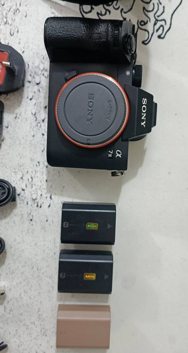 السلام عليكم
كاميرا سوني سفن ثري مع عدسة 24-70   F2.8   نوع ساميانگ 
مع كامل ملحقاتها و كارتونة العدسة و و كارتونة البدي 
الشتر 34K 
النضافة واضحة كدامكم نضيفة جدا 
الكاميرا و العدسة مشروطه من العيب و المشاكل 
تفحص و تتأكد 
توصيل موجود
الموقع النجف الأشرف 
السعر 11 ورقة و بيهن مجال بسيط 
للتواصل 
***********
