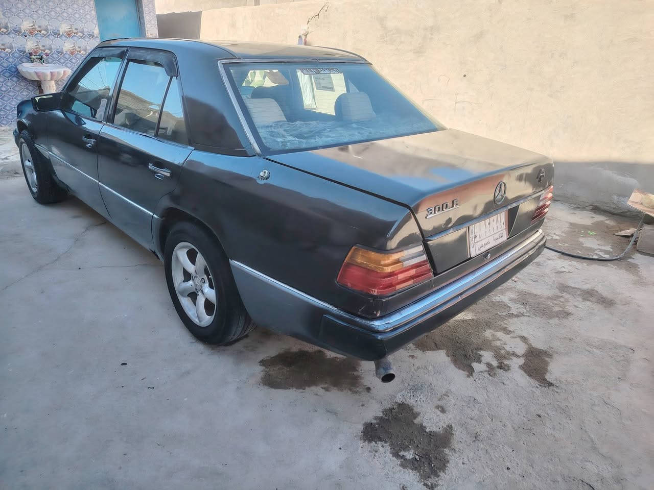 سلام عليكم سياره مارسدس E230مديل 1996رقم قادسيه سنويتها تنتهي 2027/8/2بعظ بيها سنه و5اشهر تقريباً مكينه وكير 2500 سياره حلوه تخم تاير جديد توني شاده حداده توني مسويها تبريدها شغال بس نقص غاز ويا فان تبريد كيجات كلها شغاله قواعد دبل سليمه بطاينها نضيفه  شوف العين كلشي بل صور مكاني ذي قار جبايش رقمي للتواصل ***********
***********
