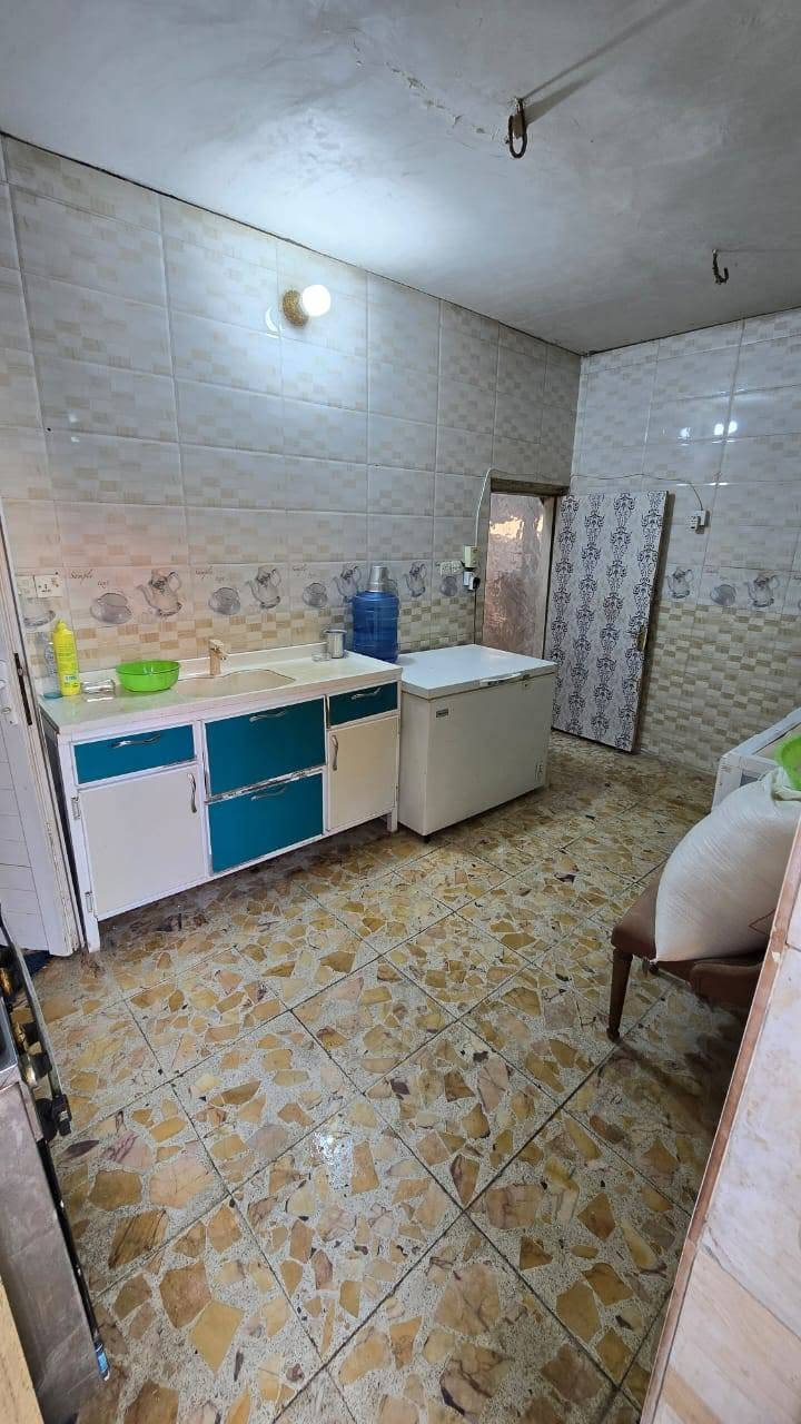 السلام عليكم مشتمل للبيع مساحه 100متر طابق واحد يتكون من مطبخ غرفة وكلدور وصحيات صاله طارمه منور زراعي سند 25 موقع خلف مول اهل الخير كاع كريم السعر 34مليون الاستفسار موبايل *********** آسيا ***********
