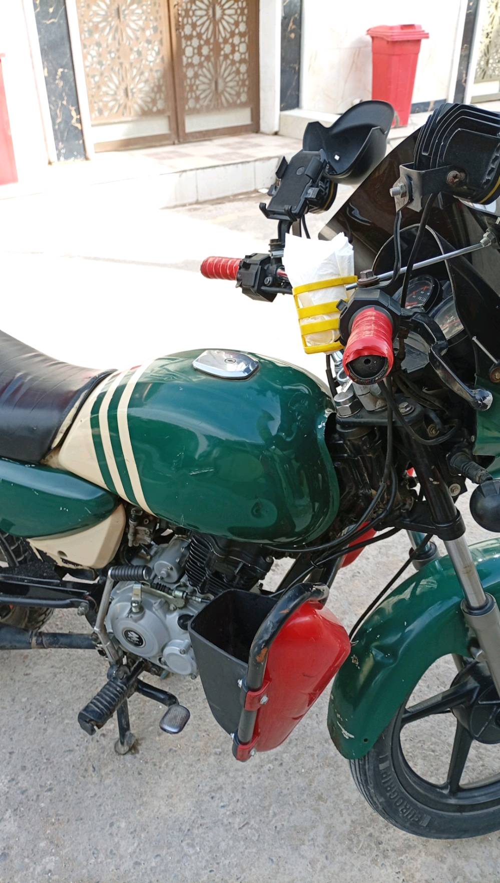 
 اسلام عليكم شباب دراجه بوكسر موديل 22 دراجه أحله من الصور مكين هيه والجديده يك احساب نضافه واحد على واحد كلجات هسه بدلهن  رقم بغداد انكليزي الدراجه خير من الله نمر واطلع كبل للشغل ها وياها بوكس زيتوني بلونها عنواني زعفرانيه بغداد الرقم *********** السعر 2مليون مليونين وبيها مجال حك الجيه 