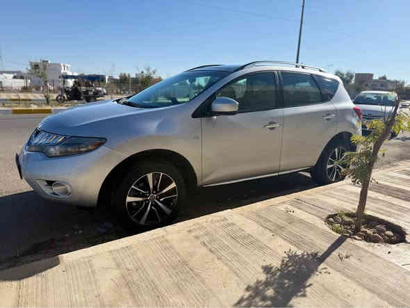 بەسمە و پانۆراما 
دەبڵ گێر ئۆتۆماتیك وعادی
كوشن خەزن و كوشن سارد و گەرم
شاشە و. كامێرا
سندوق شەفت 
شەش پستۆنی دەبڵ ئەكسل  گێر و مەكینە بەشەرت 
بێ بۆیاخ 

نرخی 95 وەرەقە و. مەعمەلە  شوێن چەمچەماڵ *********** شمشمل
