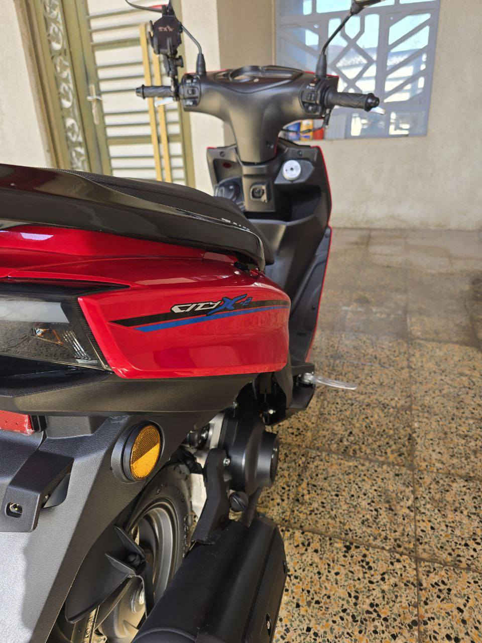 سلام عليكم دراجه سكنس حديث كما موضح بالصور دراجه بحالة الوكاله دراجه ما متعوبه وع ايدي بس وصايرلي شهر من شتريتها والمكاتبة مالتها موجودة ماشية بس ٣٧٥ وذا تجي وتشوفها بعد احلى من صور
السعر : مليون 300 
العنوان : بصرة ابو الخصيب باب طويل 
الرقم : *********** متواجد فقط ع واتساب .
