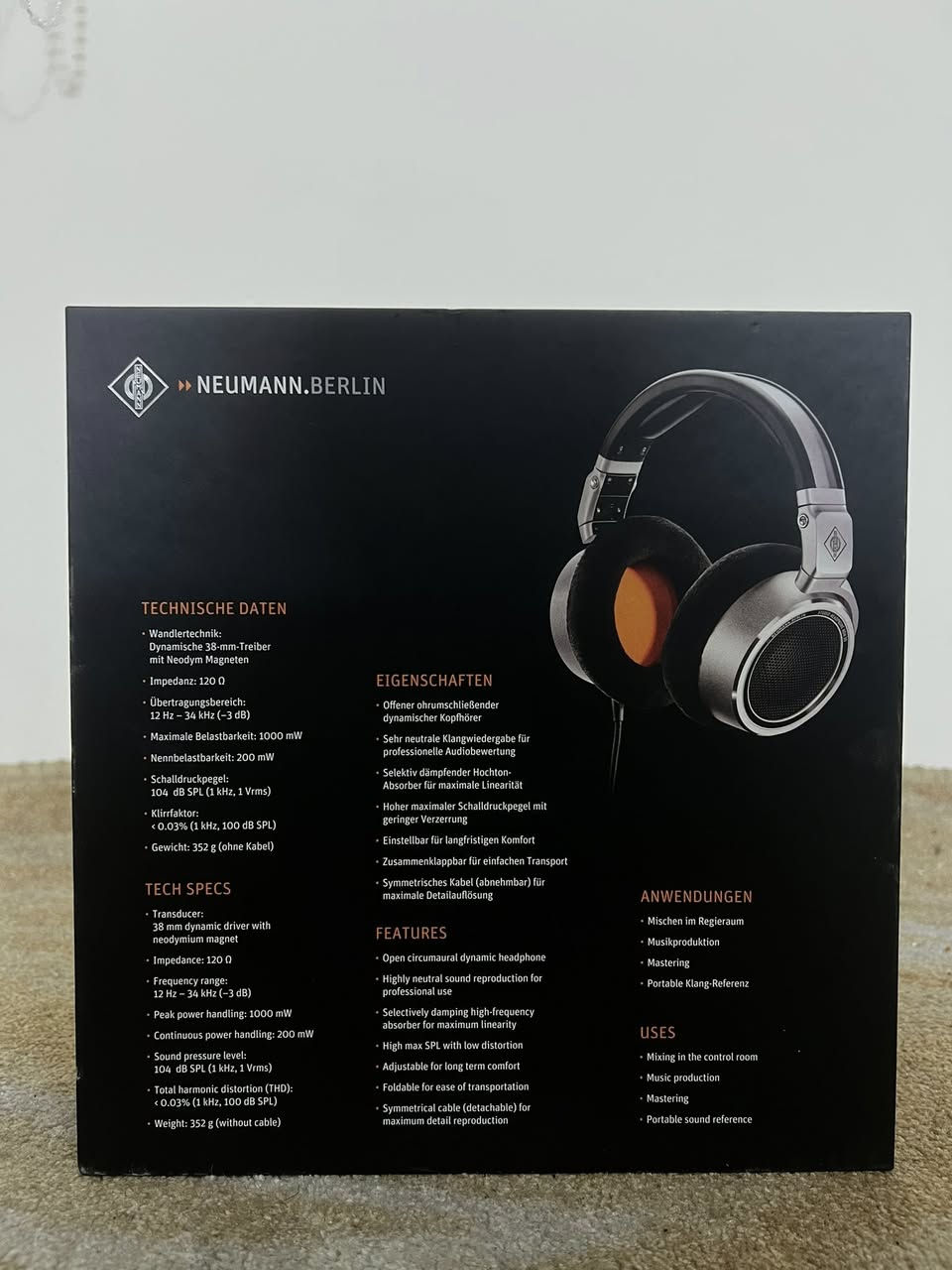 السلام عليكم شلونكم شباب 

سماعة Neumann NDH 30 (Open-Back Studio Headphones)

للجماعة اللي يدورون دقة خرافية بالصوت، عندي سماعة نيومان NDH 30 الغنية عن التعريف للبيع. السماعة غسلت السوك من نزلت لأنها تنطيك صوت الستوديو مونيتور (مثل سماعات KH 150) بس على شكل هيدفون.

• ليش هاي السماعة؟ صوتها كلش "Flat" وحيادي، يعني تسمع الصوت الحقيقي بدون أي تلوين. مثالية جداً لجماعة المكس، الماسترنك، والمونتاج الاحترافي.

• الراحة: مريحة جداً بجلسات الشغل الطويلة وتصميمها يخلي الأذن تتنفس لأنها (Open-back).

• النظافة: السماعة مستعملة أخت الجديدة، صناعة ألمانية أصلية وبناء معدني قوي يعيش عمر.

• الملحقات: تجي مع الواير الأصلي ومحول الـ 6.3mm.
أهم المميزات التقنية (للتوضيح):
• التردد: استجابة واسعة جداً من 12 هرتز إلى 34 كيلوهرتز.
• المقاومة: 120 أوم (تشتغل بشكل ممتاز مع كارتات الصوت الاحترافية).
• التصميم: قابلة للطي لسهولة النقل.

سعر ٦٠٠ الف !


**إذا كنت صاحب هذا الإعلان وتريد حذفه لأي سبب، رجاءا أرسل رسالة إلى الدعم الفني**