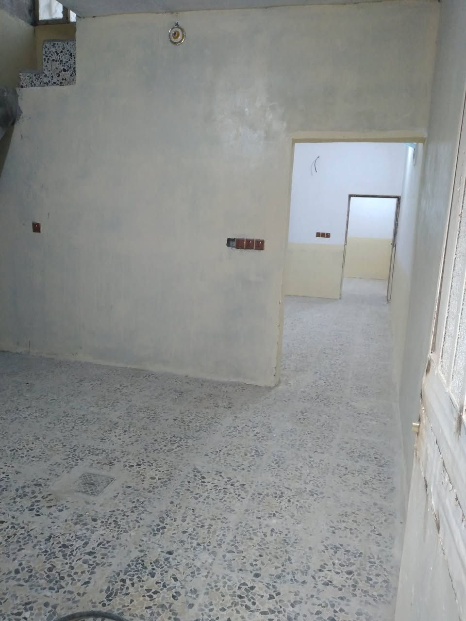 سلام عليكم بيت للبيع البراكيه شارع المطار القديم قرب جامع القبه الذهبيه طابو زراعي غرفه وصاله ومطبخ وصحيات بيت نضيف للستفسار واتساب @***********
