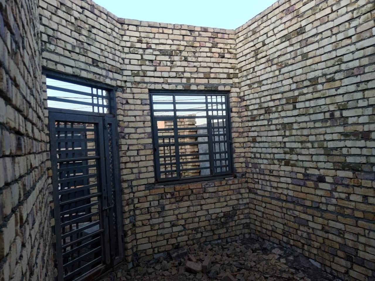 ياالله 
سلام عليكم 
هيكل البيع زراعي سند ٢٥
مساحه 100متر طولاني 
موضح بصور 
غرفه وصاله ومطبخ واستقبال 
صحيات داخليه وصحيات خارجيه 
الماجديه سيد جميل قرب شارع ٢٠
استفسار اتصل ***********
اخوكم ابو عراق....
