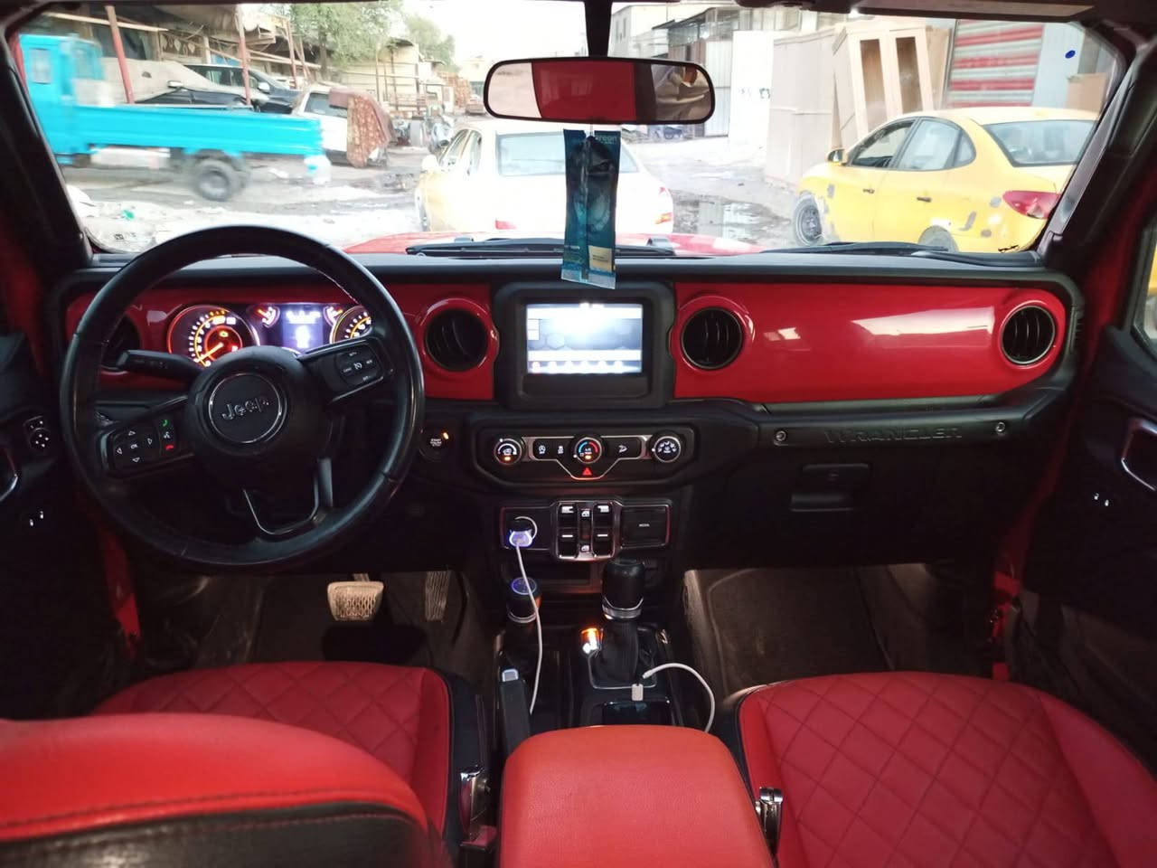 السلام عليكم جيب رانگلر للبيع او مراوس
موديل 2018 
بيها حادث بسيط 
كشف 
بصمة 
توربو
السعر 225 
العنوان بغداد القاهرة 
للتواصل وتساب خاص 

‏‪0775 256 4465‬‏
