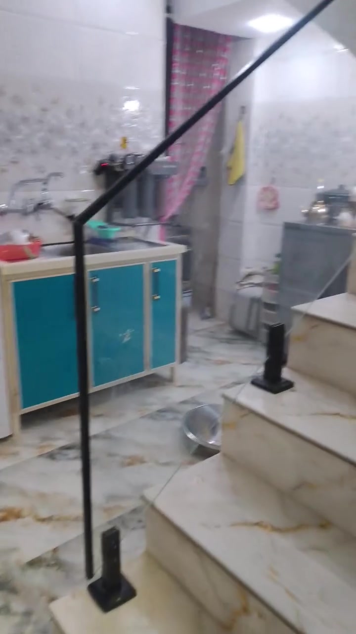 سلام عليكم بيت 50متر في شارع خوله يتكون من صاله وحمام ومنور ومطبخ وغرفه جوه الفوك غرفتين وحمام **،+مغزن فوك 
***********

