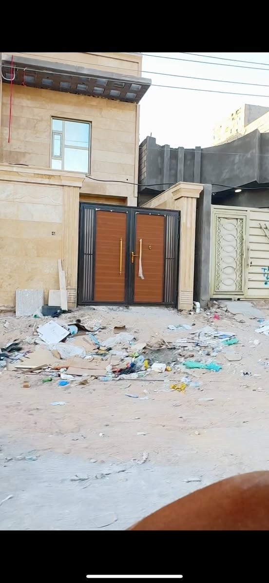 سلام عليكم عمل جميع أنواع الحداد باب شباك طبلات سقاف سندويج كيربي كيسبان كرفانات جميع أنواع مكان العمل بصره متواجد جميع مناطق البصره رقم الهاتف ***********
