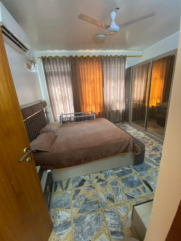 فرصة للبيع – بيت مرتب بموقع مميز 🔥

🏡 بيت سكني للبيع في منطقة الضباط
📍 مقابل السوق الأول / فرع الخياطين باتجاه الدفاع المدني

📐 المساحة: 85 متر
📏 الواجهة: 8.5 متر نزال 10 متر 

🔹 يتكون من:
 • الطابق الأرضي: مدخلين، استقبال، صالة، مطبخ بارد ومطبخ حار صحيات عدد 2 
 • الطابق الأول: غرفتين نوم + صالة وحمام 
 • الطابق الثاني: بيتونة كبيرة

☀️ يحتوي على منظومة طاقة شمسية (20 أمبير صافي)

💰 السعر: 112 وبي مجال قليل

واتساب او اتصال ***********
