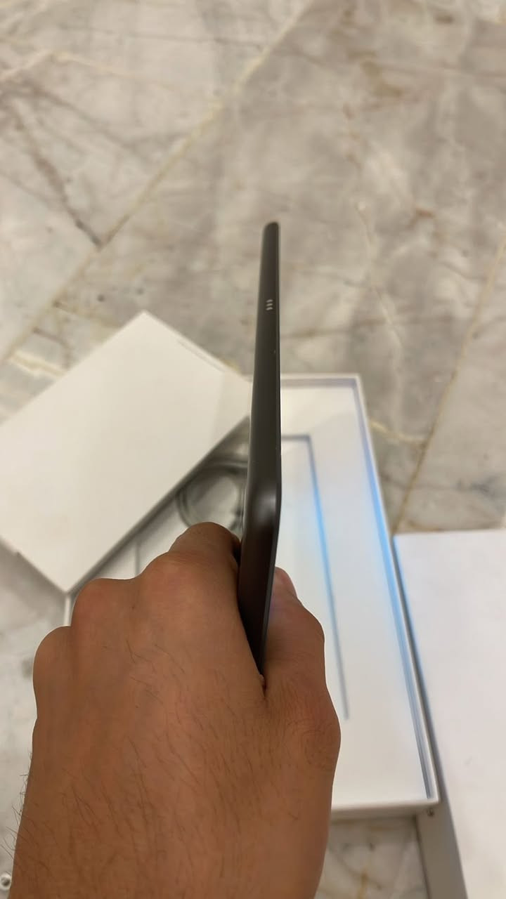 ايباد أبل 9 كامل ملحقات كارتون وشاحنته الاصليه ويا لزكه شاشه هديه سليم من كلشي لا مفتوح ولا مصلح اخو لجديد نضافته عاليه السعر 260     ***********
