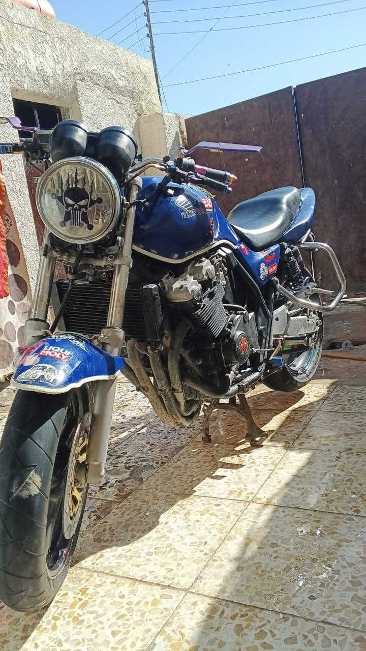 سلام عليكم شباب متاح للبيع دراجه بطح سيفيفور 2004محرك جيد شلعه معدل كهربائيات خير من الله اوراق رسميه كمرك مدفوع ماعده رقم السعر 1300 رقم الهاتف ***********
