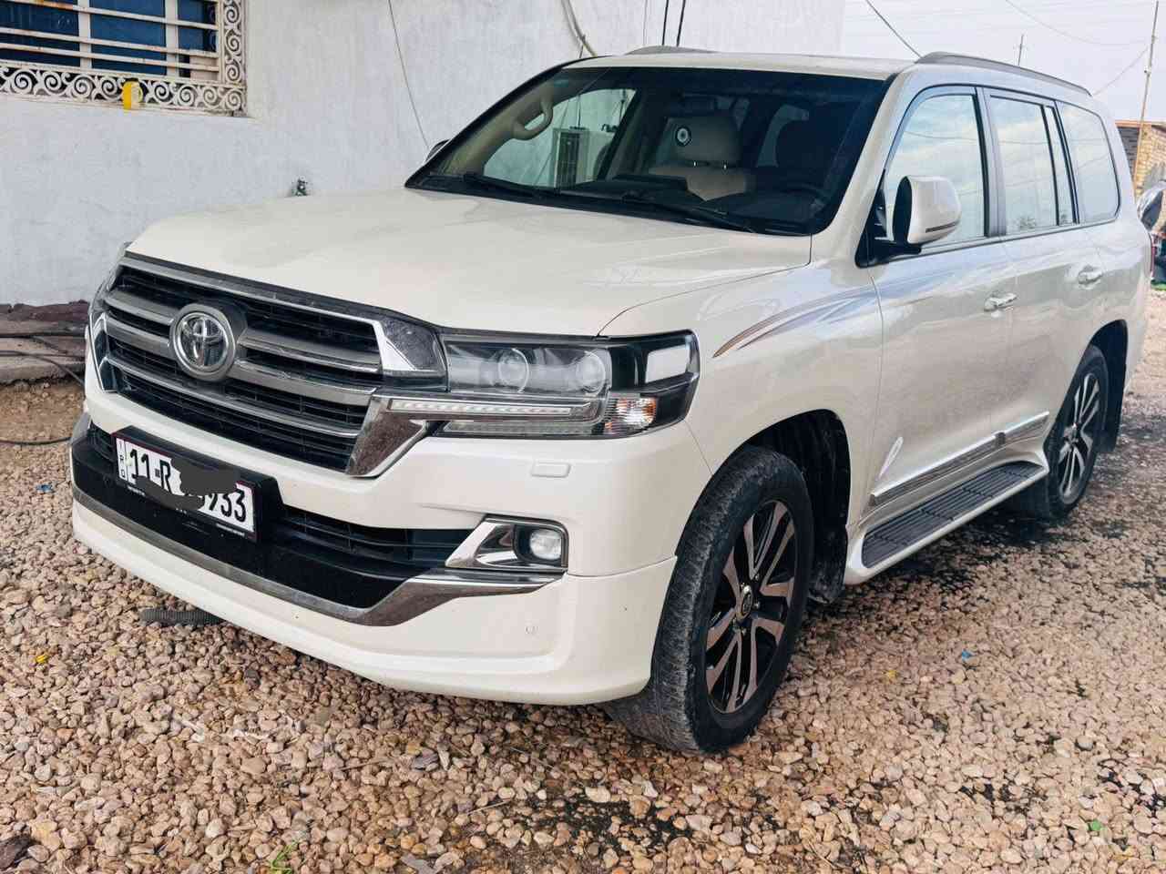 السلام عليكم من رخصة الادمن عندي لاندكروز بنزين  بغداد تحويل مباشر رقم انكليزي  موديل ٢٠١٩ ماشية ٩٠ سياره مواصفات بصمه فتحه بريم مواصفات معروفه سياره جاهزه ونظيفه جدا ما نقصها اي شي بيها صبغ قليل جدا  فقط جو قبق بنزين نتيجة شخوط ماعداها مكفوله السياره مكاني بابل الحله. السعر ٤٩٥ ورقه 
متواجد واتس اب 
***********
***********
