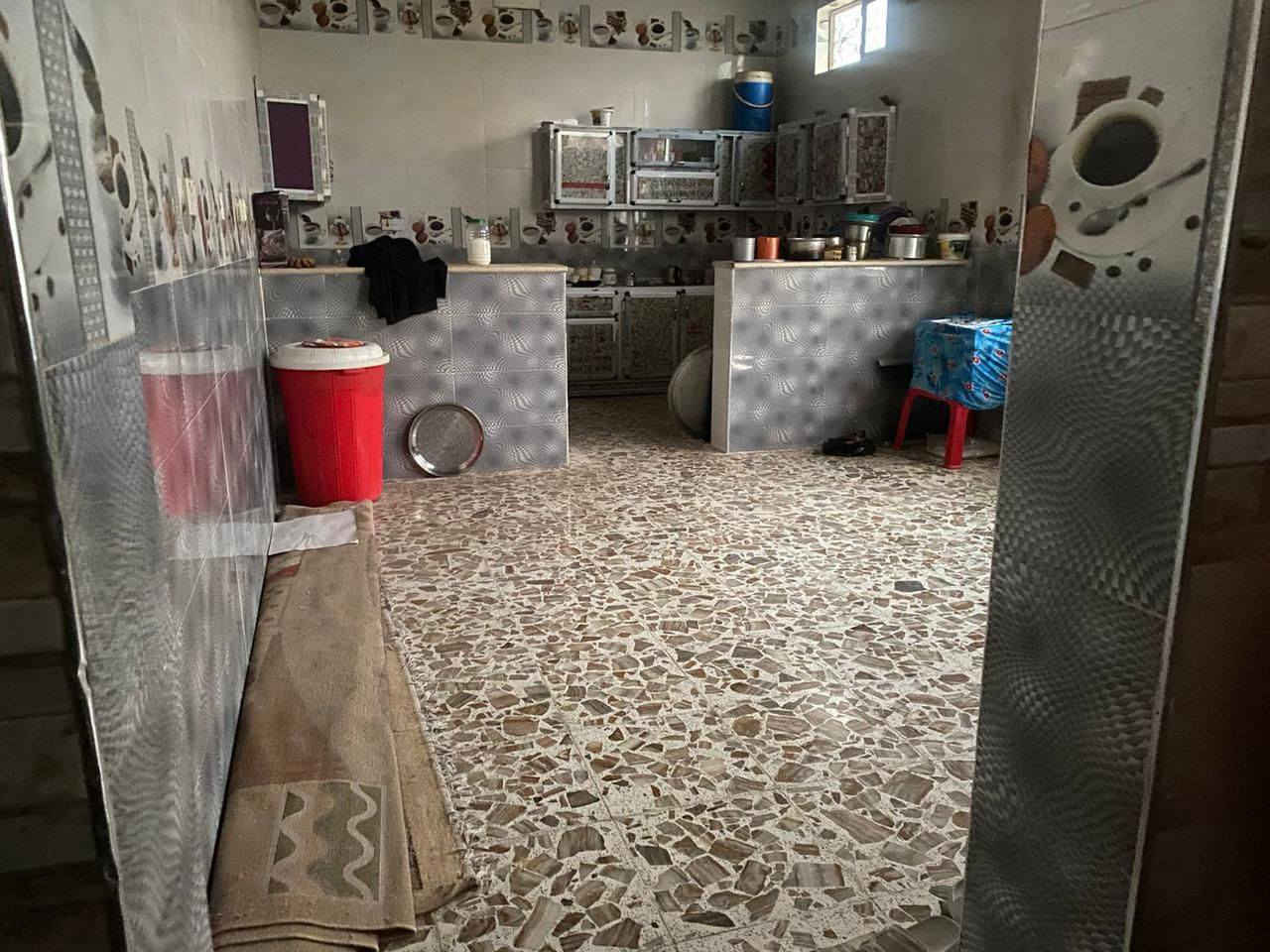 دار للبيع مع قطعه في منطقة المهدي خلف جسر على التبليط مباشرة الخدمات كلها متوفرة
نصف دونم (١٢٥٠م) 
مساحة البناء ٢٢٥م 
مساحة المتبقيه 1025م
يتكون دار من ثلاث غرف و صالة و مطبخ حار و بارد و مجمع صحيات 
البيت بناء ٢٠٢٠ و نقصه فقط ارضية و الاستقبال خارجي نقصه تشطيب داخلي
السعرررر  75 قفل قفل 
***********
