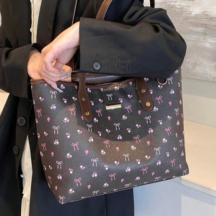 🎀الأبيض بنقشه الورود🌺 لو الأسود الأنيق بنقشه الفيونكات🎀؟ 🖤🤍
كولكشن الحقائب الجديد متوفر الآن للطلب✅
💳 السعر: 17 ألف دينار فقط.
🚗 التوصيل: 4 آلاف دينار.
🤝 ضمانكم ويانا: تگدرين تفحصين جودة القطعة وتتأكدين منها بنفسج أمام المندوب قبل الاستلام
للطلب، دزيلنا رسالة على الخاص 💌

⁠#حقائب_نسائي #حقائب  #اناقة #اكسبلورexplore #اكسبلور_فولو


**إذا كنت صاحب هذا الإعلان وتريد حذفه لأي سبب، رجاءا أرسل رسالة إلى الدعم الفني**