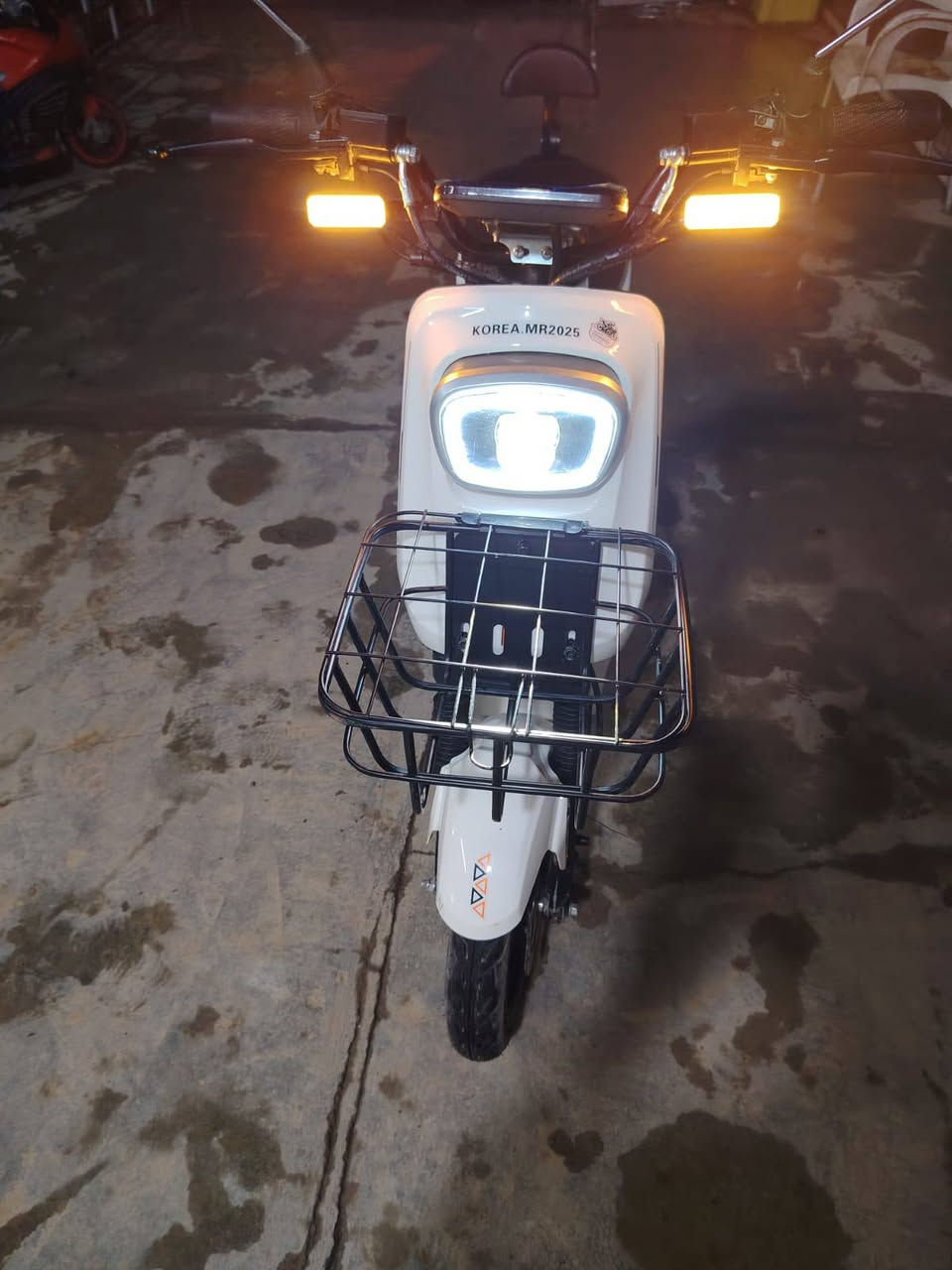 سلام عليكم دراجه شحن R9 بطاريه 5 موديل 2025 فول مواصفات صارلي شهر ماخذهه صفر سعر 475 بي مجال رقم تليفون***********
