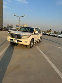 للبيع لاندكروزر 2012قطري سبير تعليك سياره مكفوله من الصبغ والبارد  بس ...