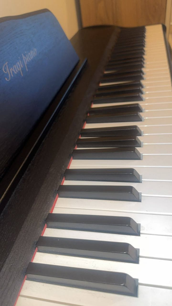 IP-8880-B للبيع ***********
السعر المطلوب 750 وبي مجال 
اهم المواصفات. 
1- 88 مفتاح همر تاج ثقيل كما في البيانو الوتري. 
2- بدل يتحكم بصدى الصوت أثناء العزف. 
3- 128 صوت من غير صوت البيانو. 
4- ايقاعات غربيه. 
لونه اسود خشب متين مع خط احمر فوق المفاتيح 
مع ٣ بدلات رجل
الصوت يجنن صوت بيانو صافي وبالحقيقة اجمل من الفيديو الصوت
