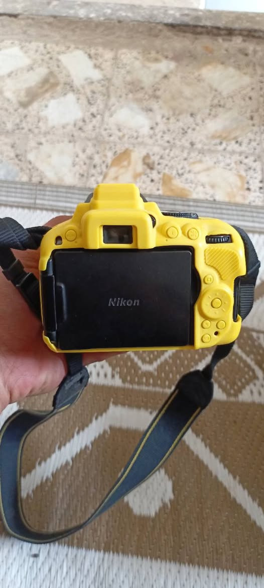 السلام عليكم
للبيع كامره نيكون 5300D
زوم رياضي 70/300
نضافه 95% استعمال شخصي 
كامره مال بيت تخبل 
وياهة بطاريه عدد 2
كيبل نقل صور 
رام 32 كيكه
جنطه مقسمه
السعر جوه السوك محتاج فلوس واريد ابيع والمو شراي ليراسل***********
