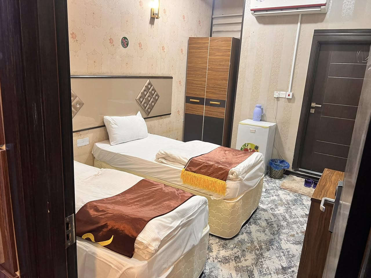 السلام عليكم ورحمة فندق 🏨 علي الدر يرحب بجميع الزائرين غرف مؤثثه ومكيفه بل كامل والحجز مفتوح من اليوم ولغايه 7محرم وأسعار مناسبه ويوجد خصم خاص للحملات ومتوفر غرف ثنائي ثلاثي رباعي خماسي سويتات  العنوان كربلاء شارع الروضتين يبعد عن الأمام الحسين 10دقايق للأستفسار والأتصال  ***********
