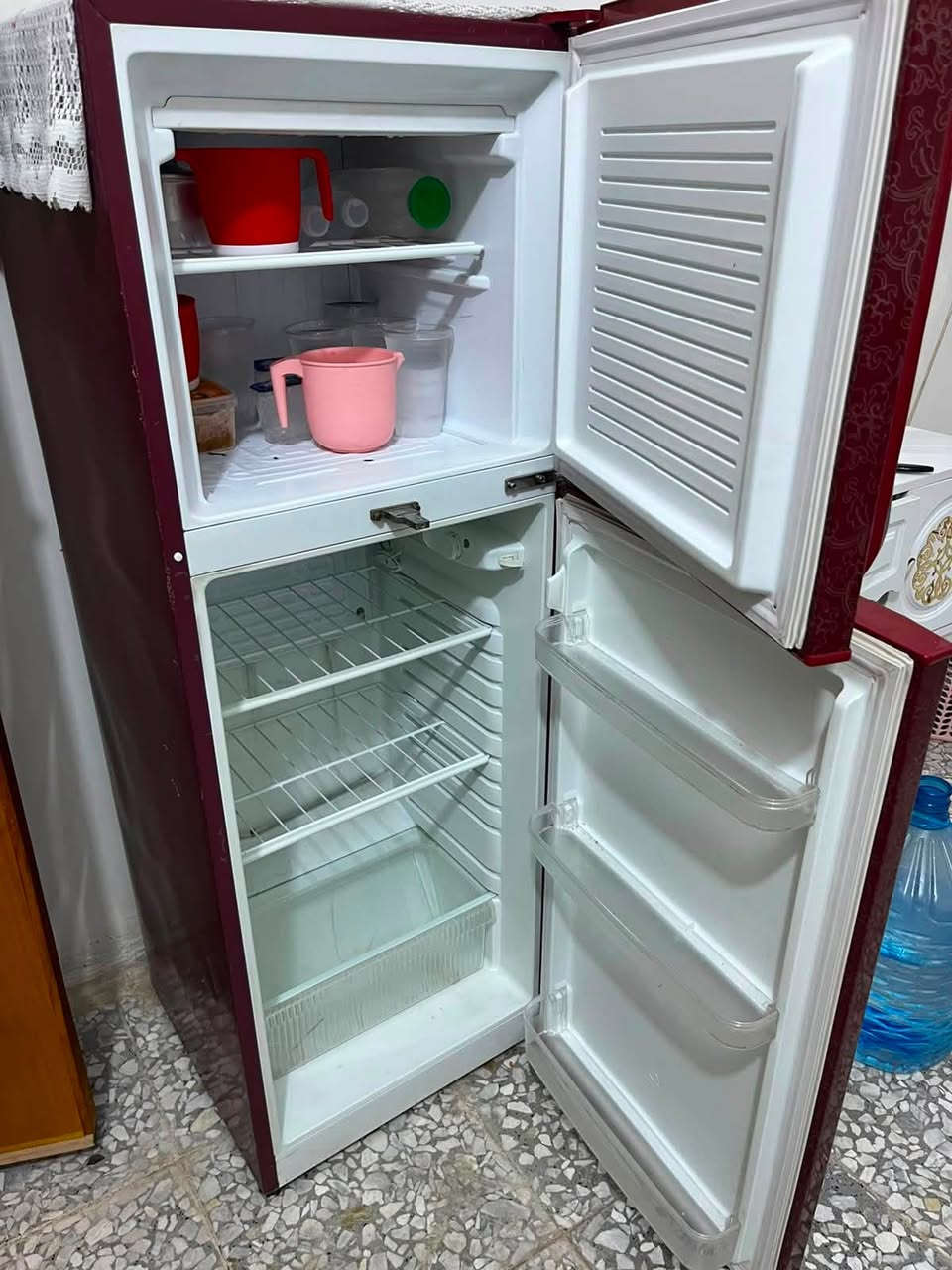 ثلاجه للبيع السعر ٢٥٠ العنوان حي اور قرب حسينية المصطفى ***********
