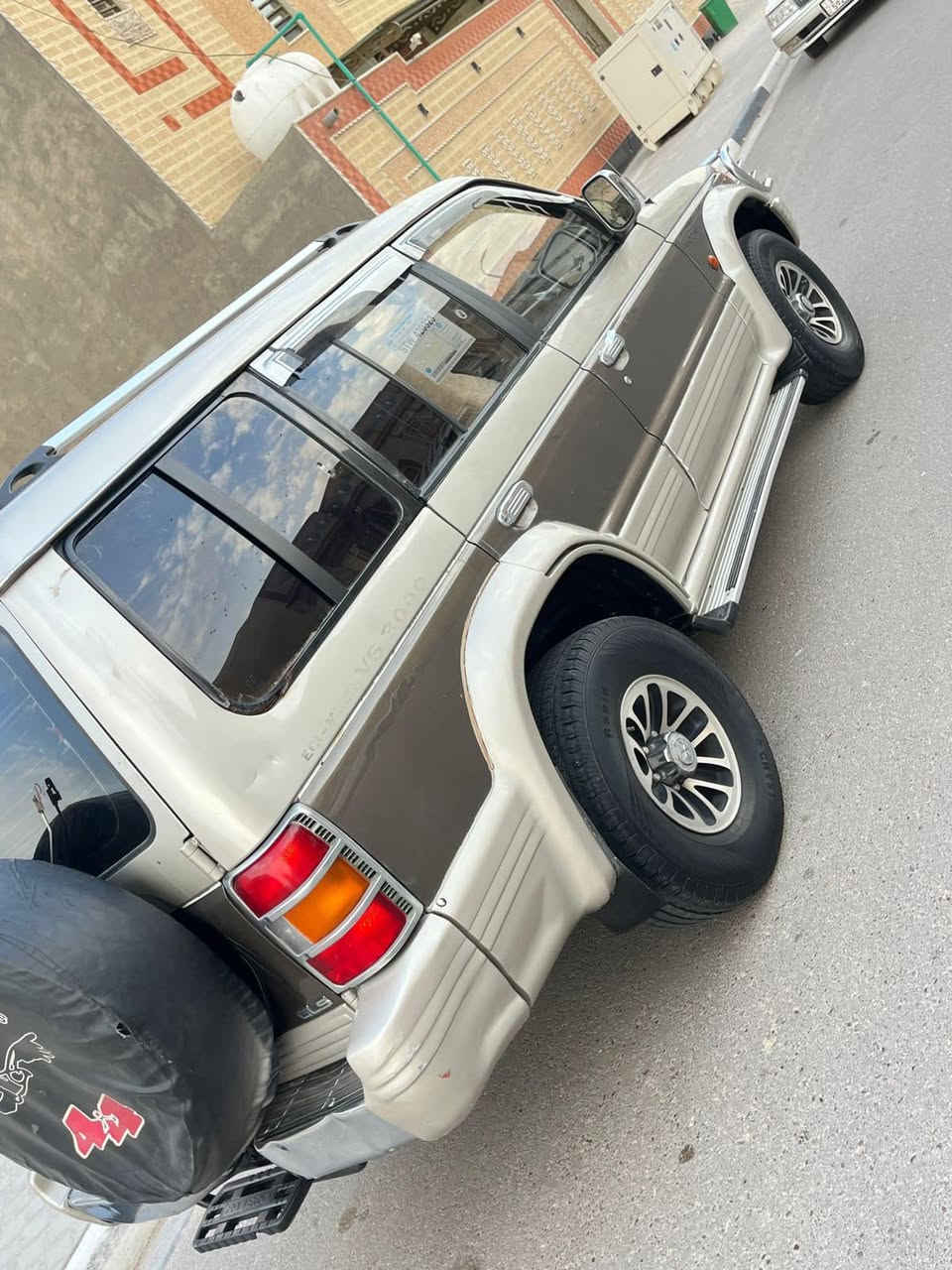 سلام وعليكم جيب باجيرو مكفوله من الكص ونقل الجثه وضربه وصبق ولعيب شرعي رقم بصره بسمي انكليزي سنويه مجدد 2030  مكينه وكير جدد تخم تاير تبريد شقال حداد جديد سعر 65 وبيه مجال قليل رقم الهاتف *********** لعنوان بصره زبير حي لخطوه
