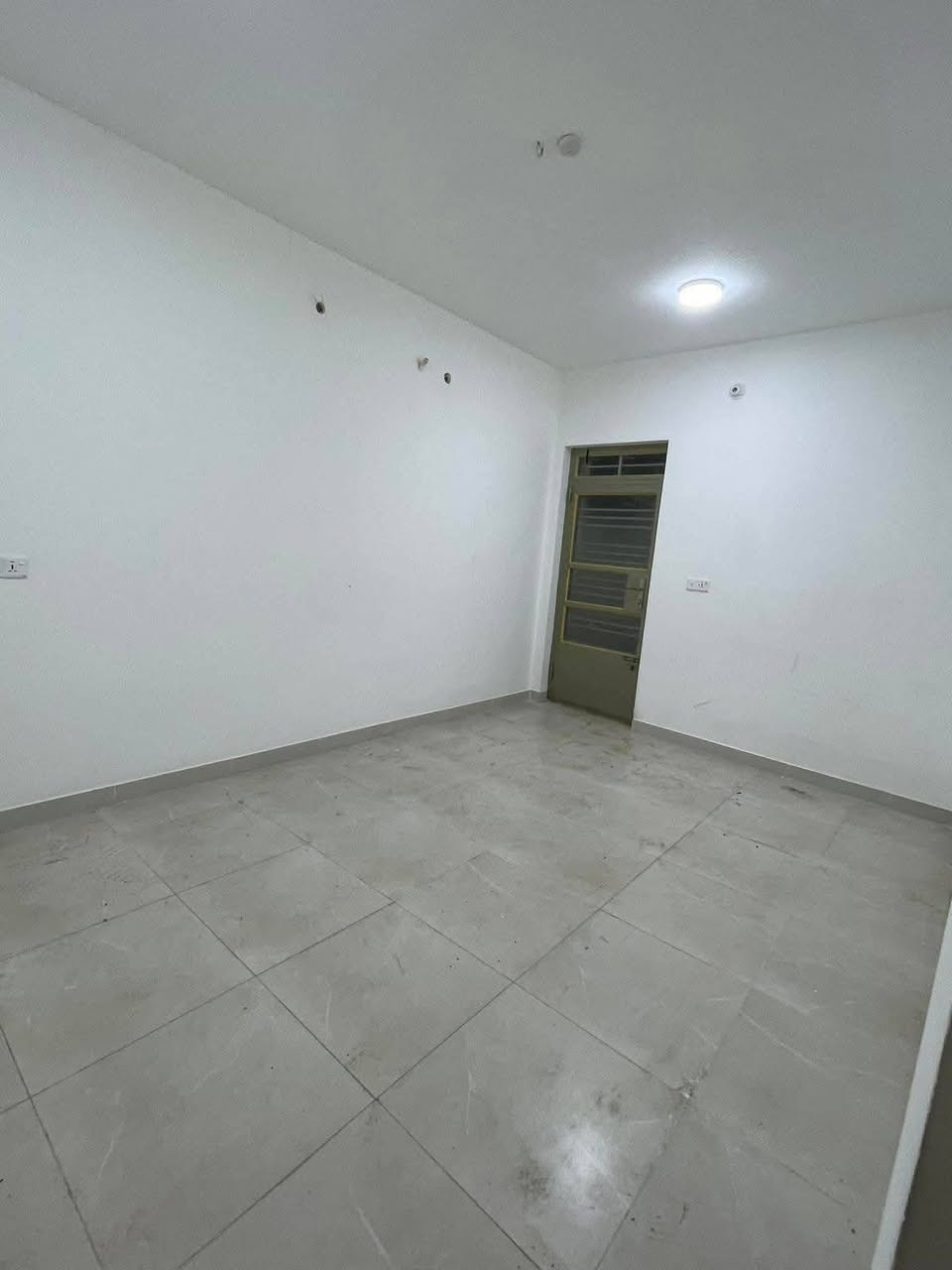 للأيجار مشتمل طابق ارضي مودرن مساحه 250 م #السيديه
(معزول عزل تام )🔱🔱

يحتوي على 2 نوم وصاله ومطبخ وصاله وهول حولي وخدمات عدد 2 والصاله سويت + كراج سياره كبير 📍🔱

* يحتوي المشتمل على مدخلين ✅

الموقع السيديه مربع الاقتصادين📍

الأيجار مليون قفل 🔒🔒

***********
_______________________________________
للأستفسار اكثر تفضلو بزياره مكتب الطائي للعقار 💎
السيديه شارع المركز عماره عالم الجوكر ✔️

او الأستفسار ع الارقام ادناه 📞↘️↘️ (متوفر واتساب )📌🔛
