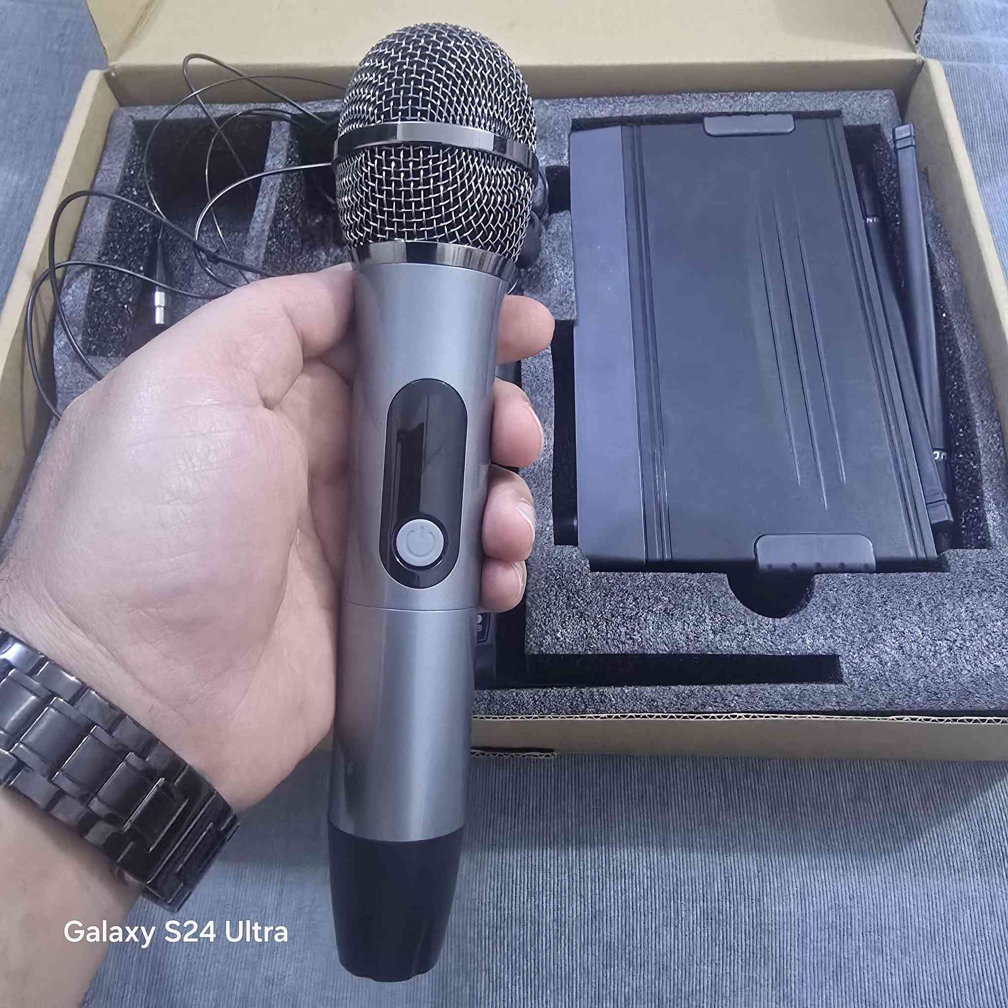ميكروفون لاسلكي من نوع SGPRO UHF.    
 يتضمن النظام جهاز استقبال (Receiver) وميكروفونات لاسلكية (يدوية أو سماعة رأس). يعمل بتقنية UHF لضمان نقل إشارة مستقر وموثوق. يتميز بوجود ترددات متعددة قابلة للتعديل لتجنب التداخل. مناسب للاستخدام في العروض الحية، الكاريوكي، والخطابات.

اليخدمه يخلي سعر


**إذا كنت صاحب هذا الإعلان وتريد حذفه لأي سبب، رجاءا أرسل رسالة إلى الدعم الفني**
