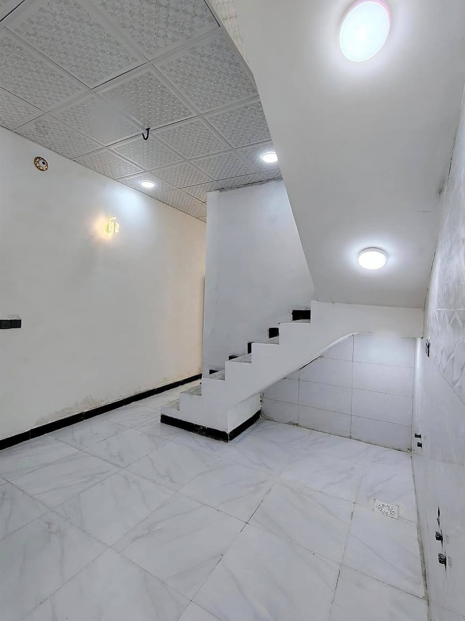 بيت للبيع طابو زراعي سند 25 في النجف – مقابل ملحق قرية الغدير عمود  320  🏡 الاتصال ***********
📏 المساحة: 60 متر مربعة 

💰 السعر:💲 26 مليون (قابل للتفاوض)

🏗️ البناء: طابوك 

🏠 الأساس والسقف: كونكريت

مواصفات البيت:

✅ غرفت نوم 🛏️

✅ صالة 🛋️

✅ مطبخ 🍽️

✅ صحيات 🚿

✅استقبال

عنوان مكتب مقابل ملحق قريت الغدير مكتب القلعه

الاستفسار ***********متوفر وتساب
