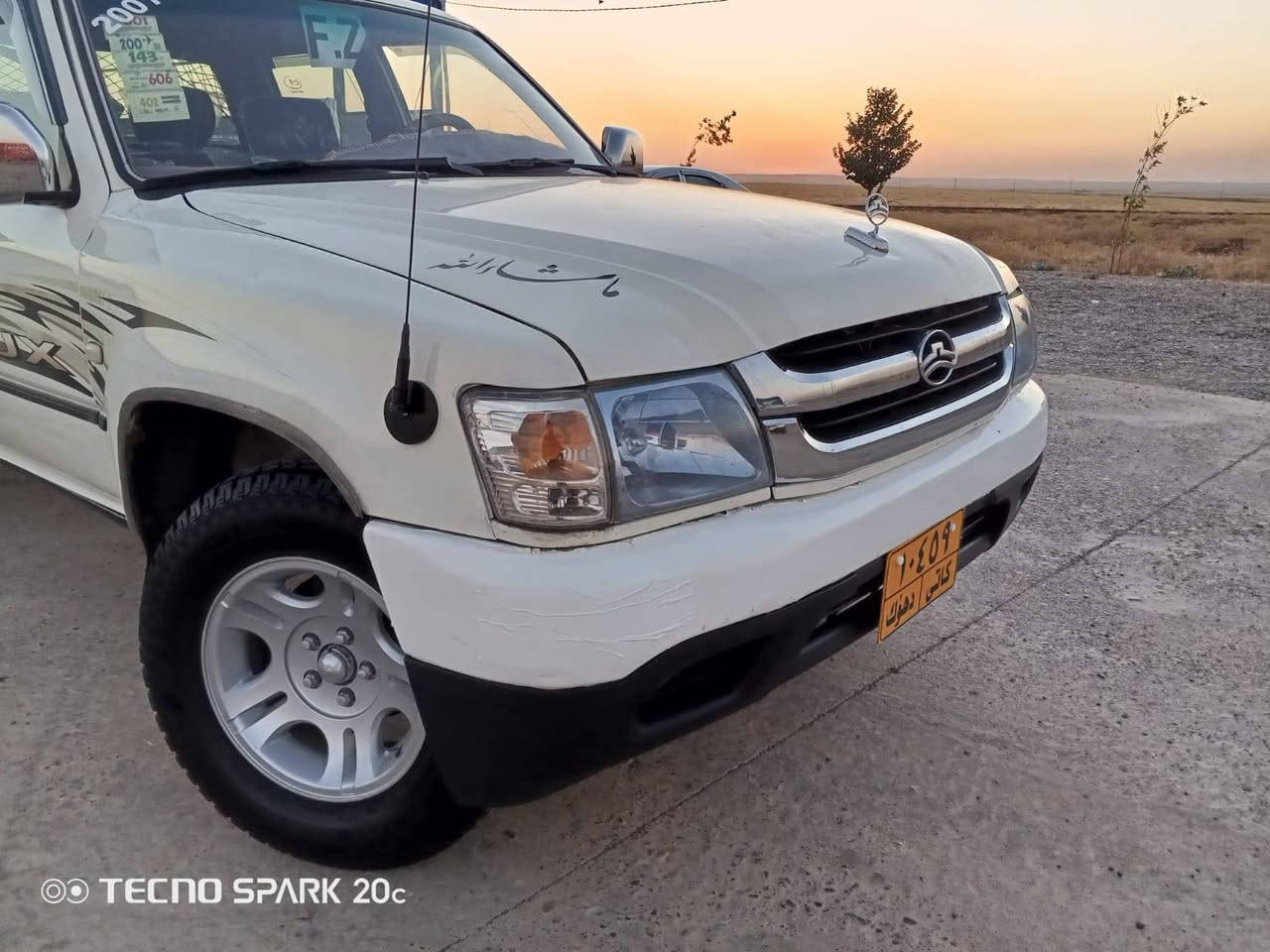 2007 مەکینە بەخ بیلاد       ***********
مەنەفێستی فسفۆڕ بەشەرت سەنەوی ژمارە کاتییەکەی لەگەڵە 

گێڕو مەکینە و تاقم پێشی بەشەرتە 

دەعم و لێدراوی نییە بۆیاخی نییە 

هەرچوار تایەکەی تازەیە 

دەشبول بەرگەدەرگای تازە زۆر جوانە 

وەک ڕەسمەکان جوانە سەیارەکە 

کارەبایی هەموو ئیش ئەکا بۆ عەیب مەگەڕێ 

سعری 44 گەڵاو کەمێ معامەلە 

***********
