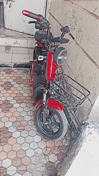 دراجه شحن للبيع كل شيء كامل بيها شغاله على رايد لها بطاريات اربعه بس د...