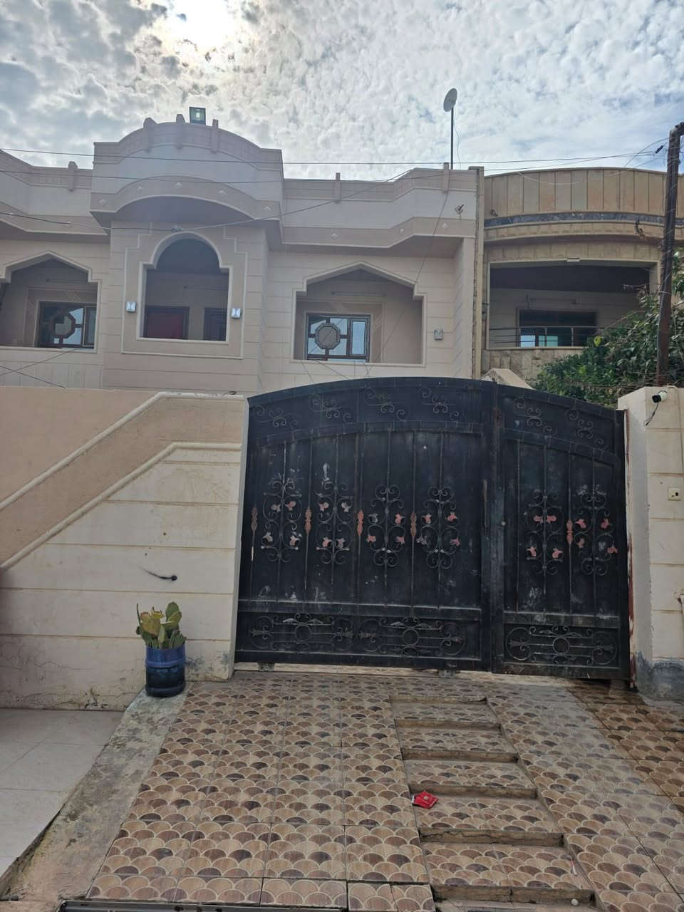 دار للبيع مساحة 315 متر بنا حديث البيت فول ربعة 10 في5
المطبخ 10 في 4.5 حار بارد 

4 غرف نوم 

صالة عدد 2 

صحيات خارج 

صحيات داخل 

صحيات طابق الثاني

عنوان البيت الديوم قرب جامع القهار 

السعر وباقي الاستفسار اتصلو على الرقم ***********
